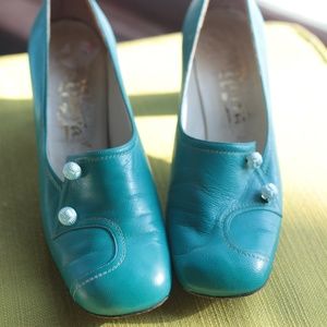 Beautiful Teal Leather Vintage Heel